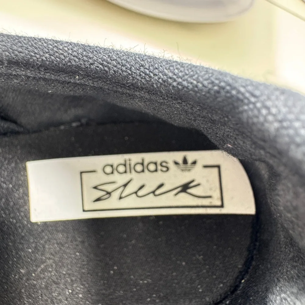 adidas Sleek Low Sneaker Womens Size 7 Black‎ Ribbon Bow Gold Badge FV0741